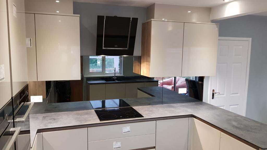 We just love the use of the mirrored splashback in this recent #kitchen install it really gives that wow factor

wwe.homeimprovementstudio.co.uk
