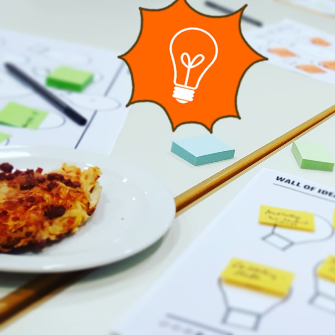 Die Innovationswerkstatt 🚀 der #Nachbarschaftsbank war wieder einmal fleißig. Etwa 30 neue Schlagworte auf den 'Walls of Ideas' 💪 und ordentlich Pizza 🍕. Das ist ganz nach unserem Geschmack. Wie sammelt ihr Ideen? 🤔 #ideationday #genofaktur <a href="/vrbanknu/">VR-Bank Neu-Ulm eG</a>