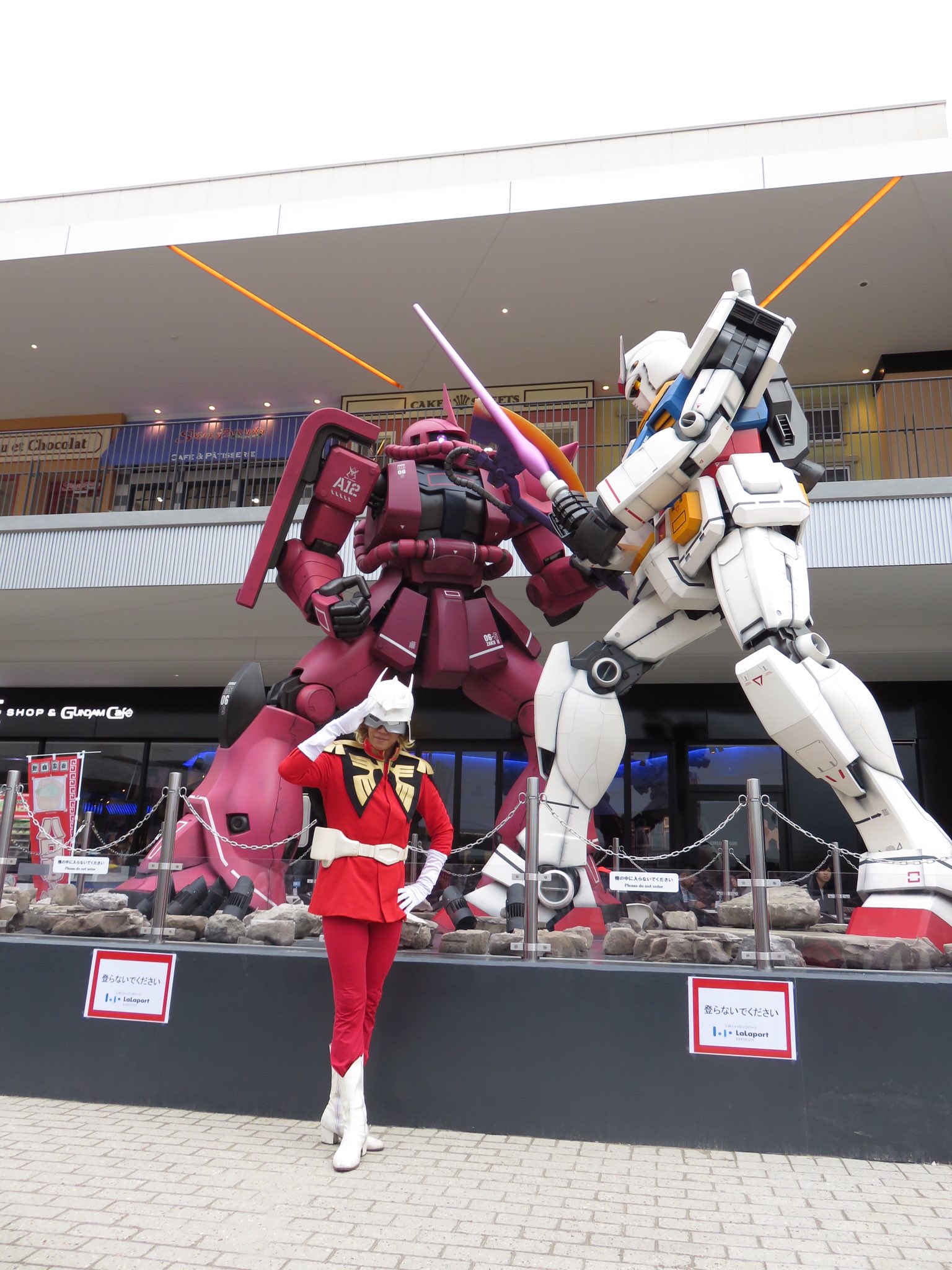 ぬまっち ガンダムスクエアも宣伝してあげよう 道頓堀店からは１時間程 万博記念公園駅からすぐに見える 大阪観光に組みこんでみてはどうだ 昨日同様 オープン初日に急襲した写真だ 同じ空気だったよ Gundamcafe ガンダムスクエア 万博記念