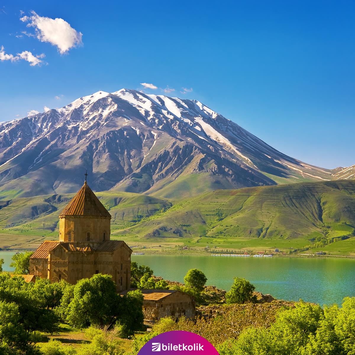 Turkuaz, yeşil ve mavinin değişik tonlarnı barındıran Van Gölü'nü yapılan tekne seferleri ile keşfedebilirsiniz 🏞