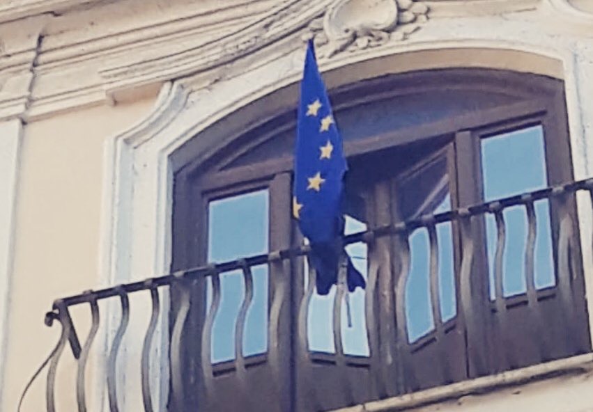 Da oggi #21marzo la bandiera dell’Europa al balcone della sede nazionale del <a href="/pdnetwork/">Partito Democratico 🇮🇹 🇪🇺</a>. Chiedo a tutti di aderire e di raccogliere l'appello lanciato da Romano Prodi, di farlo nostro. Noi ci saremo! Perché con una nuova Europa l’Italia è più forte