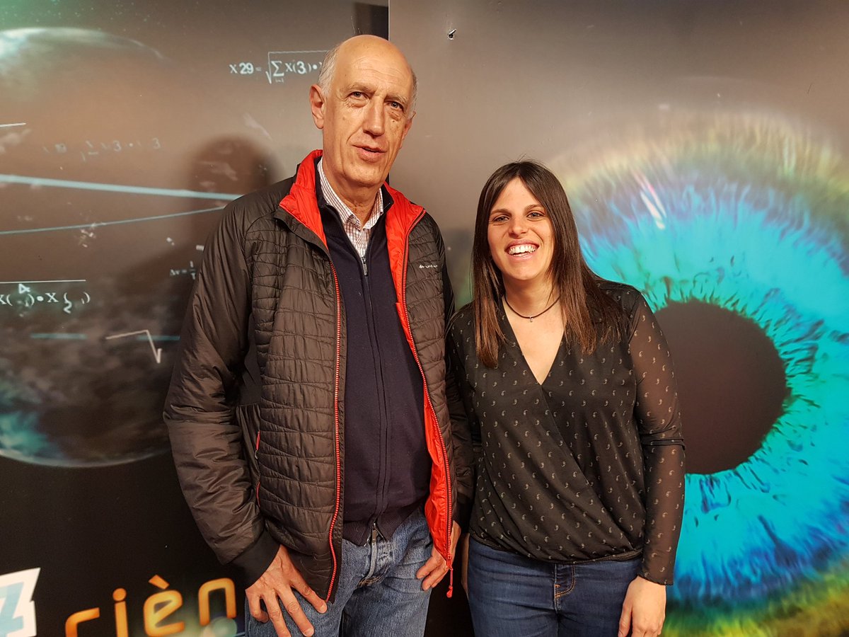 miquelduran's tweet photo. Ahir vaig ser a @tvgirona per grabar una entrevista amb la Mar per al programa #setciencies - Vam parlar de Computació Quàntica, i vaig fer-li dos jocs de cartes: la carta quàntica i el parell de cartes entrellaçades. https://t.co/H1GxrBYGIC