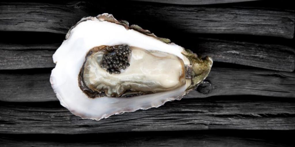 lorbespirits's tweet photo. L’Orbe paired with food: Gillardeau oyster topped with fresh caviar. By Michelin chef Kei Kobayashi (📸@franckhamel ) #lorbe #vodka #caviar #finedining #oyster https://t.co/5xFHkrpnVx