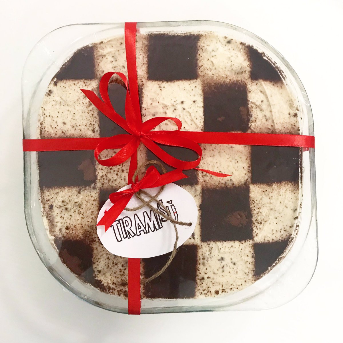 Oggi è il #tiramisuday , il #dessert più tradizionale che io conosca ma uno dei pochi ad essere stimato in tutto il mondo. A base di #caffe , crema di #mascarpone , #uova  #cacao e scaglie di cioccolato e... voi tifate per i #savoiardi o #pavesini ?