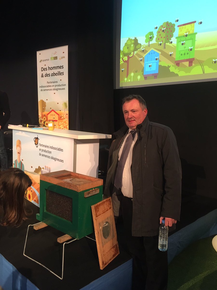 La Fop <a href="/fopProducteurs/">FOP</a>  et <a href="/terresinovia/">Terres Inovia</a> au colloque #homabeilles, partenaires indissociables en production de semences oléagineuses.
Francois Chauveau et L’Abeille des Deux Sevres ont apporté des ruches. <a href="/AnamsoAssos/">ANAMSO</a>
