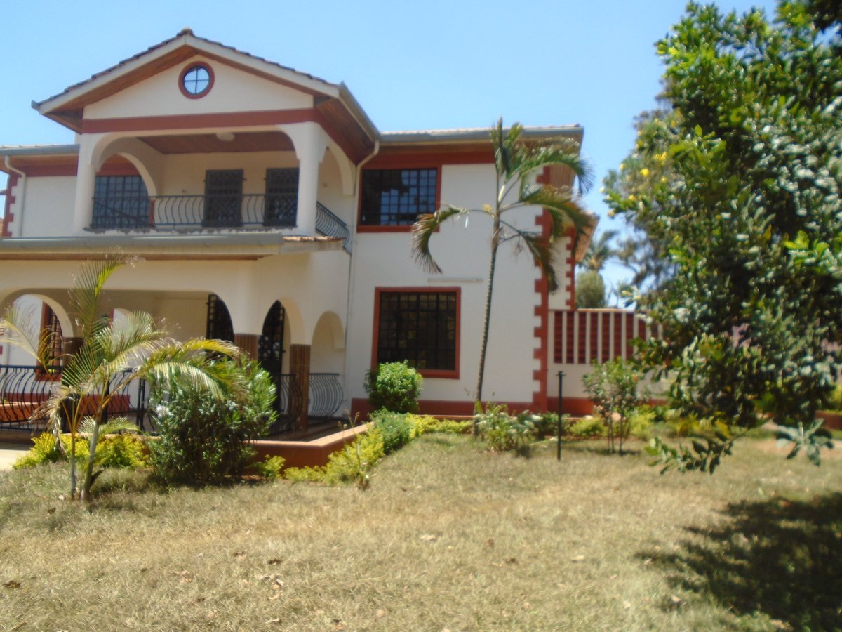 lantanagents's tweet photo. A #4bedroom charming house  for rental in #Nyari estate recently renovated with spacious room,modern kitchen,living come dinning room with fire place ,mature garden with green grass. #reantal 400,000k https://t.co/X8fOYUeexn
