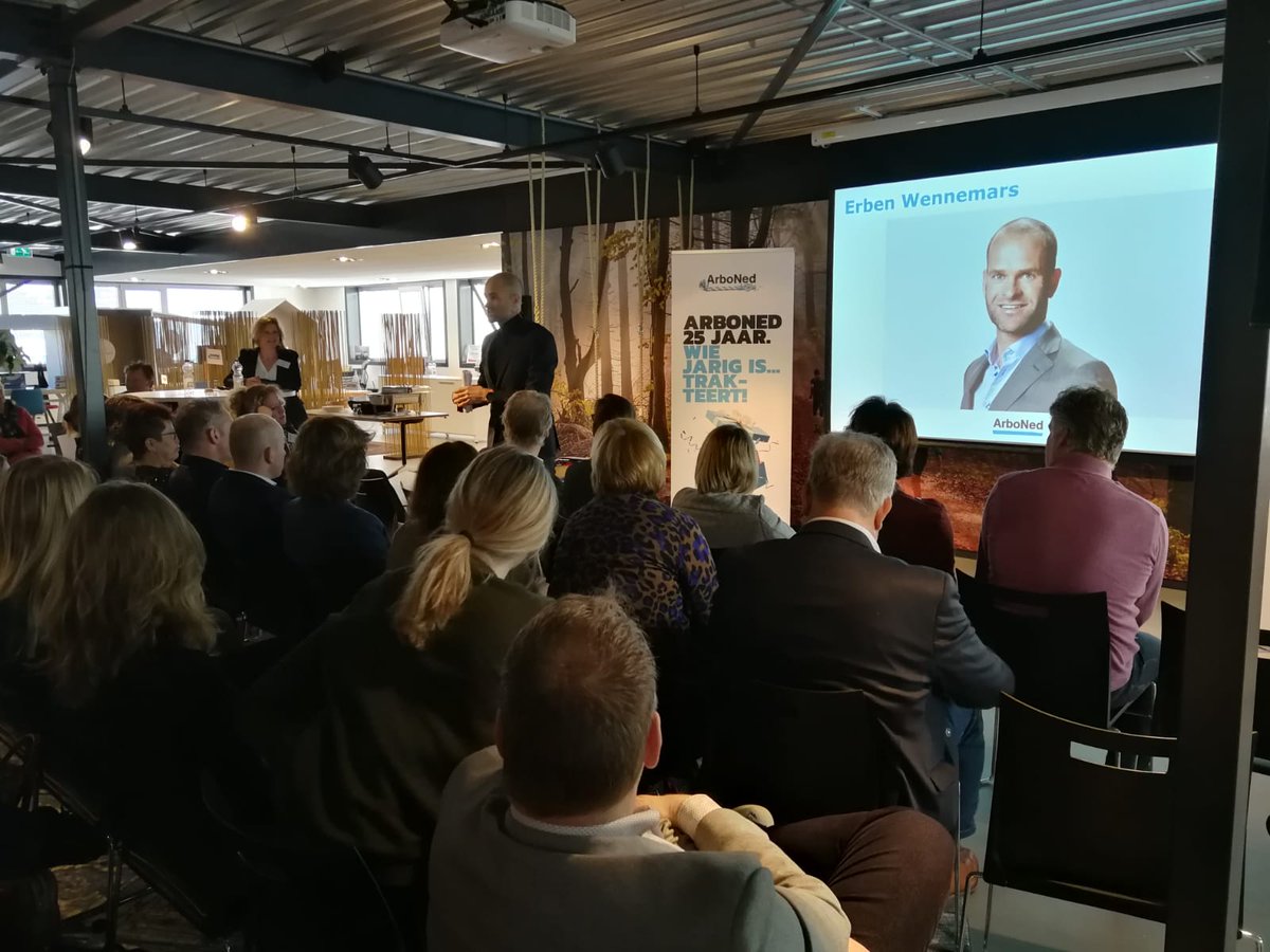 arboned's tweet photo. "Als het vriest, ontdooit de familie Wennemars." Ook een vrolijke noot in de zaal van @erbenwennemars. #ArboNed25jaar https://t.co/Q7HYWaBy4R