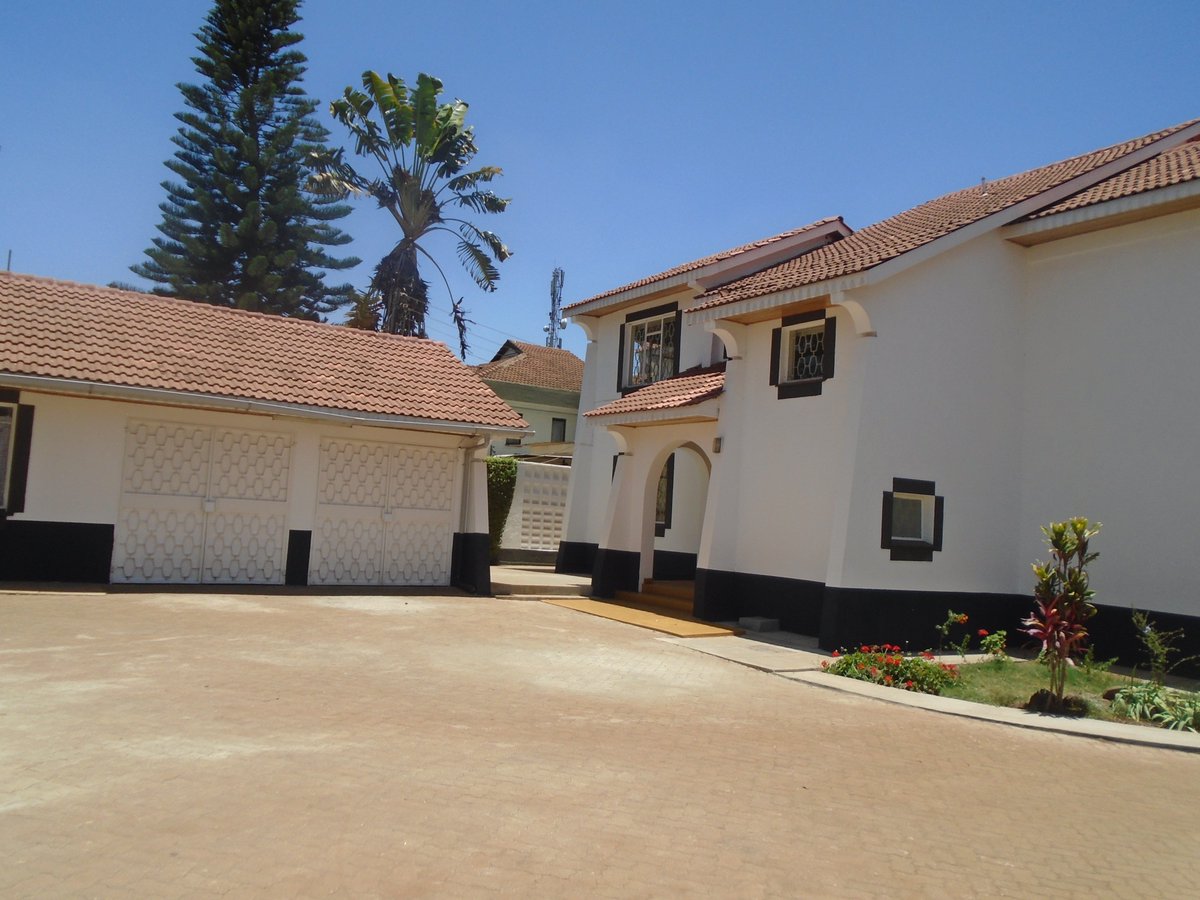 lantanagents's tweet photo. Meet a magnificent #4bedroom located in a secure place in the heart of #Runda ...beautiful and well designed sitting room come dinning,spacious and modern kitchen with cabinets ,guest room..enough parking and  and mature garden. for #Rental 200k https://t.co/jWrzVda2ph