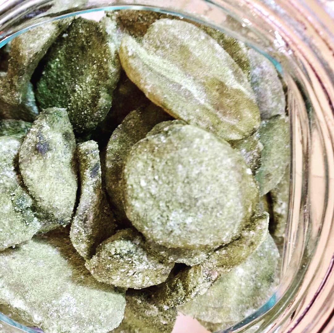 debonGra's tweet photo. #gingebre #deshidatat sense sucre, amb mel 100% #natural, si t’agrada el #gingebre t’encantaran els tens amb te verd #matxa i amb #canyella, te’ls pots menjar com un caramel o infusionar-los #teverdematcha #jengibre #food #foodporn #foodie #tasty #delicius #infusiones https://t.co/eGayqSFGhW