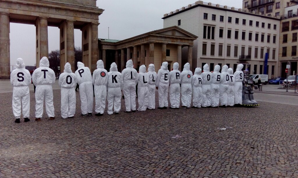 KillerRoboterSt's tweet image. Guten Morgen #Berlin! @BanKillerRobots grüßt vom Brandenburger Tor und fordert von der #Bundesregierung laut und deutlich: Stop Killer Robots! #KillerRobotsGer @feministfp @urgewald @dfgvk_bv @icracnet