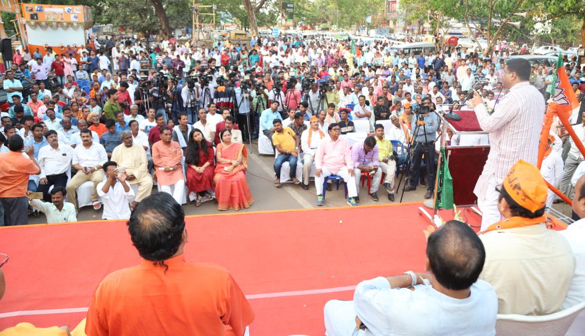 dpradhanbjp's tweet photo. ଓଡିଶାର ୨୧ଟି ଲୋକସଭା ଆସନରୁ ସମସ୍ତ ୨୧ଟି ଆସନରେ ବିଜେପି ପ୍ରାର୍ଥୀଙ୍କୁ ଜିତାଇ ନରେନ୍ଦ୍ର ମୋଦିଙ୍କୁ ପ୍ରଧାନମନ୍ତ୍ରୀ କରିବାର ଆବଶ୍ୟକତା ରହିଛି ।ଭାରତବର୍ଷ ବିଶ୍ୱରେ ��ାନମର୍ଯ୍ୟାଦା ବଢାଇଥିବା ବେଳେ ଦେଶରେ ମଜବୁର ନୁହେଁ ମଜବୁତ ସରକାର ବନେଇବାର ଆବଶ୍ୟକତା ରହିଛି । https://t.co/xAKSVfAum2