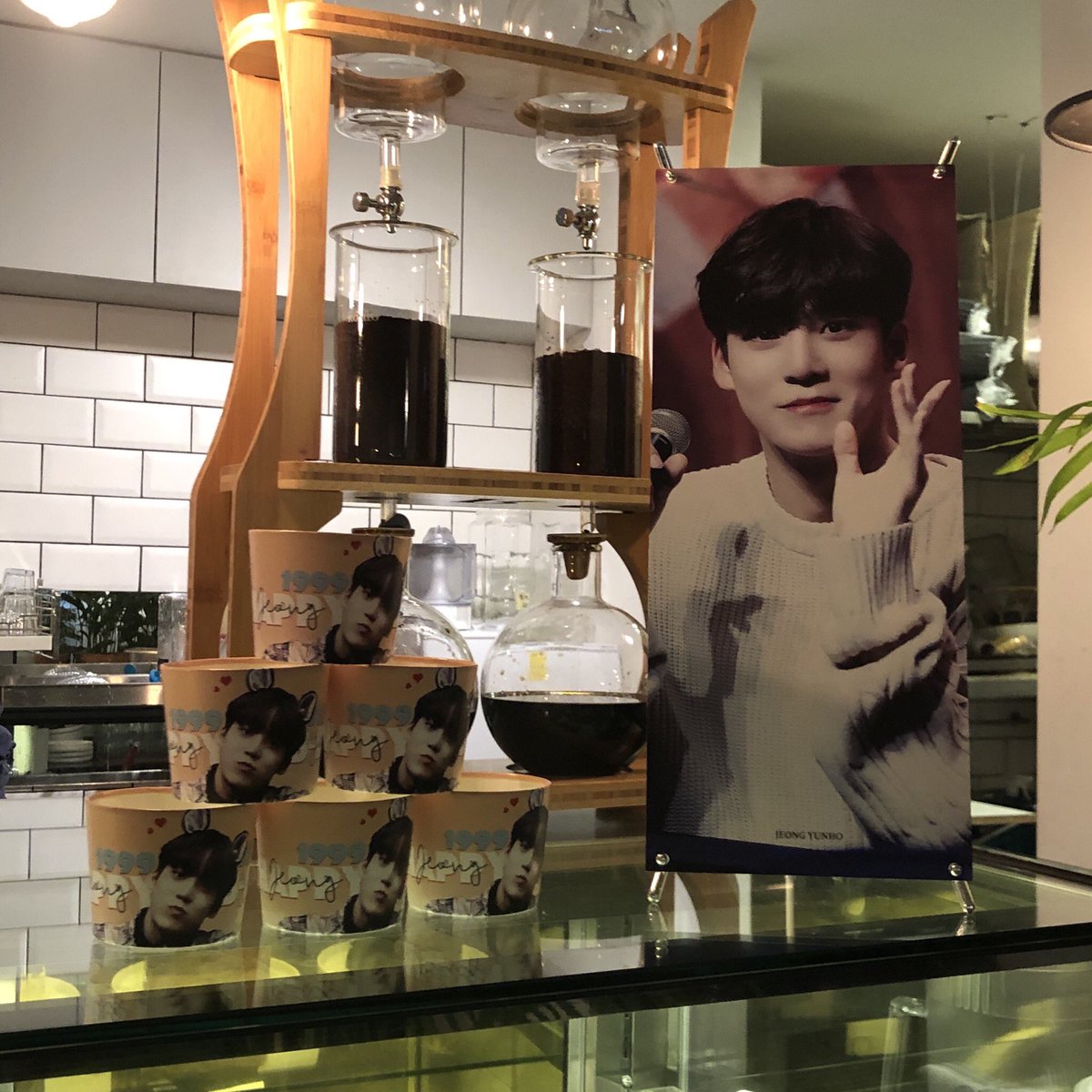 990323com's tweet photo. 홍대 #커피짱 과 강남 #원인어밀리언 에 포토존 꾸미고 왔습니다!📸
홍대 커피짱에는 윤호 네임스티커도 있으니 자유롭게 가져가세요:)

_

#윤호 #정윤호 #에이티즈 #ATEEZ 
#나에게_특별한_너의_날

_ https://t.co/0JB6uqsph4