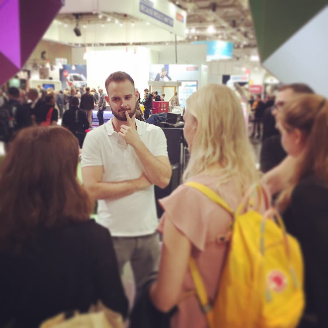 Brillux's tweet photo. Diese Fans waren grad beim Auftritt von @TheSimpleClub auf der #fafmesse dabei - und hatten sogar die Gelegenheit, mit Alex & Nico zu quatschen. Wenn Du nicht da warst, kannst Du Dir in unserem Facebook-Kanal zumindest den Vortrag noch mal komplett ansehen! #learningondemand https://t.co/vWTgkRxF3Q