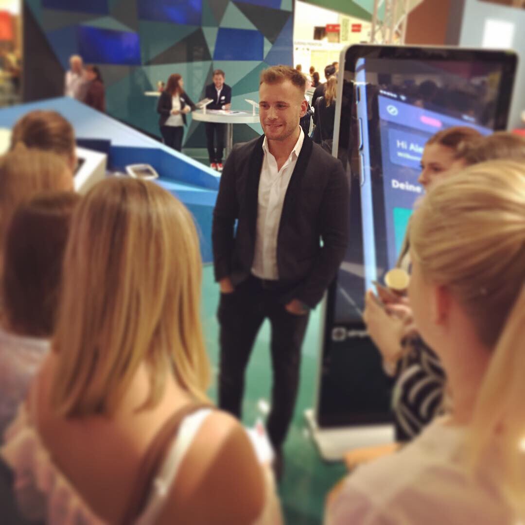 Brillux's tweet photo. Diese Fans waren grad beim Auftritt von @TheSimpleClub auf der #fafmesse dabei - und hatten sogar die Gelegenheit, mit Alex & Nico zu quatschen. Wenn Du nicht da warst, kannst Du Dir in unserem Facebook-Kanal zumindest den Vortrag noch mal komplett ansehen! #learningondemand https://t.co/vWTgkRxF3Q