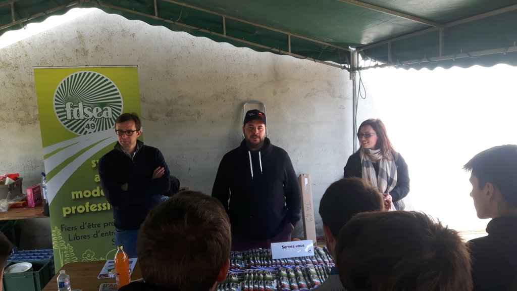 JChemille's tweet photo. Promotion de l'agriculture et de #stageagricole lors du forum à l'installation. Merci à @TraineauClement pour son accueil. @FDSEA49 @JeunesAgri @JeunesAgri49 https://t.co/PPirMiIT8O