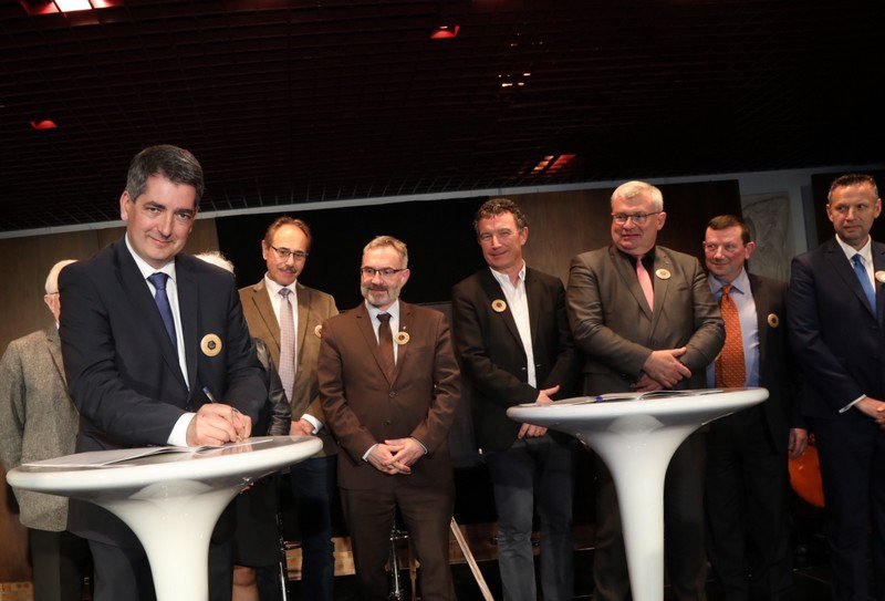 regiongrandest's tweet photo. .@JeanROTTNER clôture les premières assises consacrées à l’#Œnotourisme 🍇  en #Champagne, au @cvcnf. 
Signature du Livre Blanc, pour faire de la Champagne une destination d'envergure internationale 
.@ADTMarne @DptMarne  @Champagne @SGVChampagne @champagne_ref @villeepernay https://t.co/yaBzd0HhBE