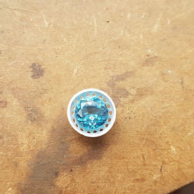 AnnaPopeDesign's tweet photo. This sparkly Swiss blue topaz is soon going to be coiled around and made into a pendant! :) xx #bluetopaz #commissionjewellery #cornwall https://t.co/qXR3Hq3BRF https://t.co/Y2s2kPIndp