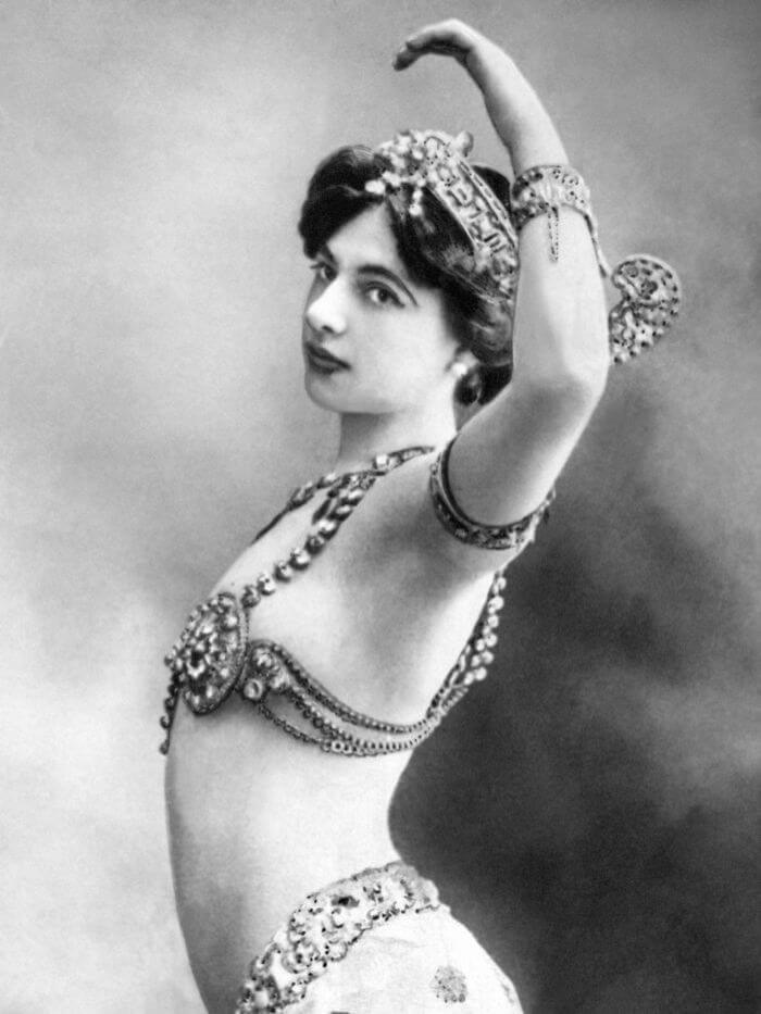 unitedwomen_'s tweet photo. Va participar a la primera guerra mundial fent espionatge per Alemanya contra França, i va ser capturada i condemnada a afusellament. El seu pseudònim de Mata Hari vol dir en el idioma Maya “ull del sol”. https://t.co/VfKf2aT97o