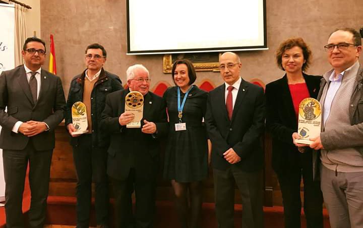 FELICES ❤️
En la entrañable entrega de los Premios <a href="/ApitAsturias/">APIT Asturias</a>, celebrada en la tarde-noche de ayer en el @RIDEA,  y donde tuvimos el honor de agasajar a los premiados.
En mi caso, especial emoción por mi cercanía profesional con algunos de ellos. #Turismofilia ferroviaria 😍