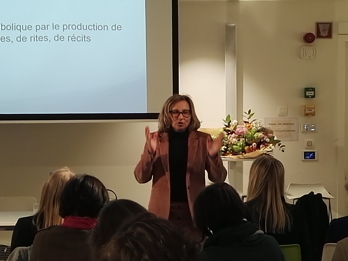 ABCi_bel's tweet photo. «Une communauté de travail qui vit sur un même lieu, ça n'existe presque plus aujourd'hui en Europe». Nicole d'Almeida nous parle du Flexi-office, hyperconnexion, urgence permanente, multitasking... @CELSA_Officiel #ComInterne en 2020 #ABCinterne https://t.co/J4hlUXb6qV