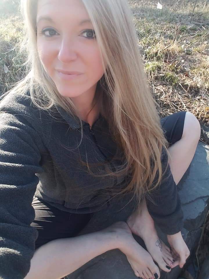 #ThursdayThoughts 
Free your feet and feel how delightful the earth feels under your #barefeet! #BarefootIsLegal #barefootishuman #barefoot #Hiking #hikingadventures #grounding #earthing