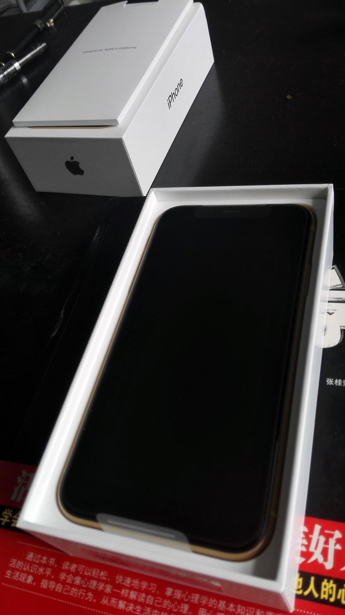 xiaohudui2568's tweet photo. Hi，iphone XR😛。和8年前放弃塞班系统义不容辞转投安卓一样。现在，最终还是弃安卓入了苹果的坑。——2019-03-18 https://t.co/OKS62wNBD1