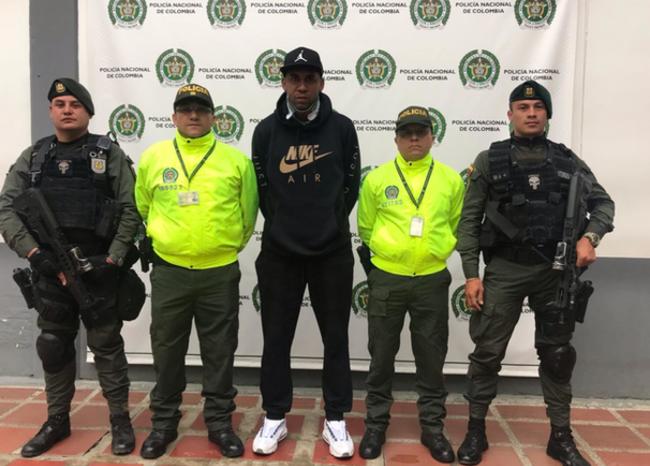 BluRadioCo's tweet photo. "Armas que aparecen en foto eran de juguete": papá de Jhon Viáfara #AlAire en #MañanasBLU https://t.co/ueM5BHrg2H #MañanasBLU https://t.co/2lOt6ib5Fe
