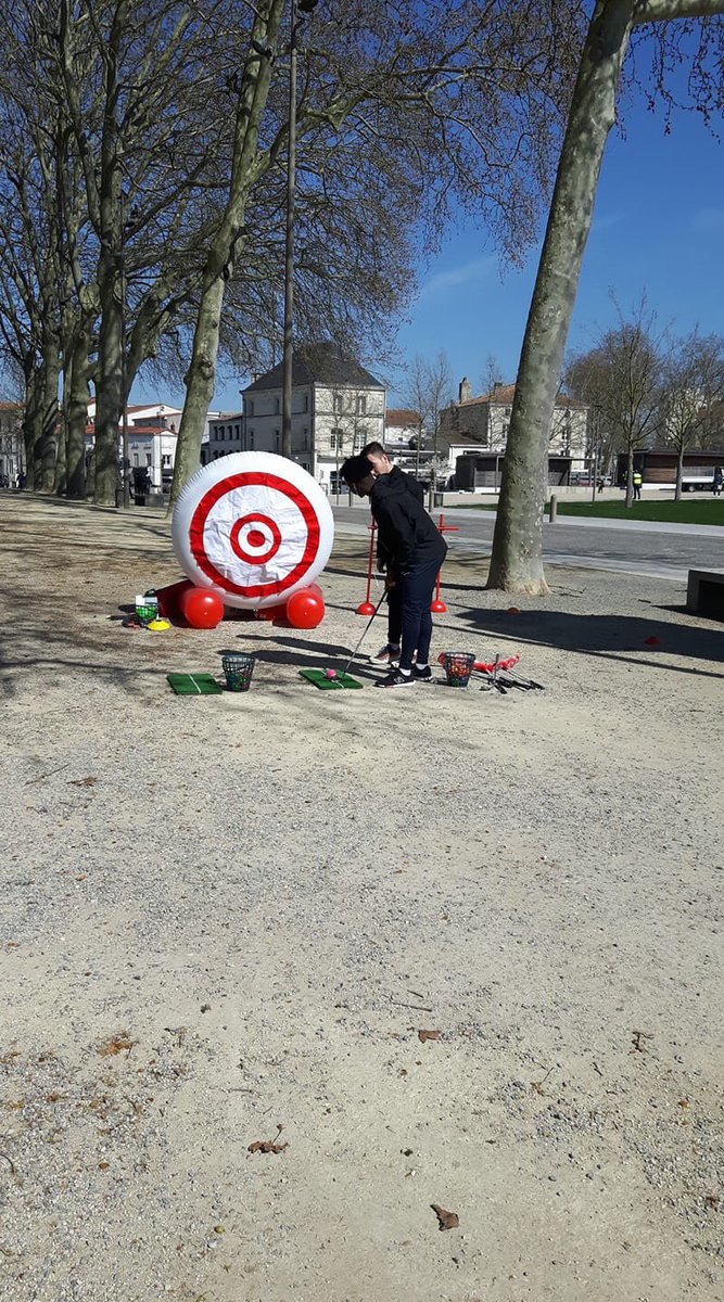 Golfdeniort's tweet photo. Envie de golf sur la place de la Brèche aujourd’hui, venez nous rejoindre avant 15h30 ! @GolfsBluegreen @Golfdeniort @Mairie_Niort @NiortMaraisPoit #soleil #Niort #Golf https://t.co/y2MRwnVgHV
