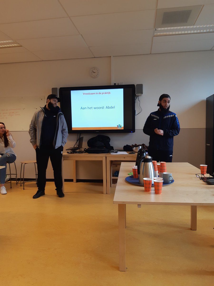 Gisterochtend intervisiebijeenkomsten #VreedzameWijk gehad met de verschillende netwerkpartners in #Kleurrijk. Aan het woord waren @abdelelkadiMOOI en Mounaim van <a href="/Streetsport070/">Streetsport Den Haag</a>. Vanmiddag werden wij wijkagenten Vrederust geïnterviewd door @DennisdeVries84 over de #VreedzameWijk