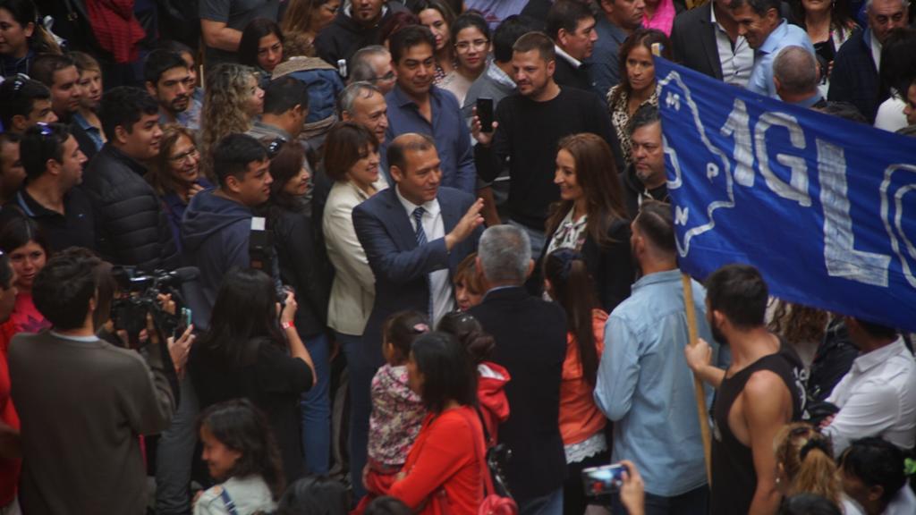 DiputadosMPN's tweet photo. Recibimos al gobernador @OmarGutierrezOk en @LegislaturaNqn #Sesión especial con la presidencia a cargo de @BongiovaniPablo  #Ahora #BuenJueves #Neuquen https://t.co/xWWIIWB3wo