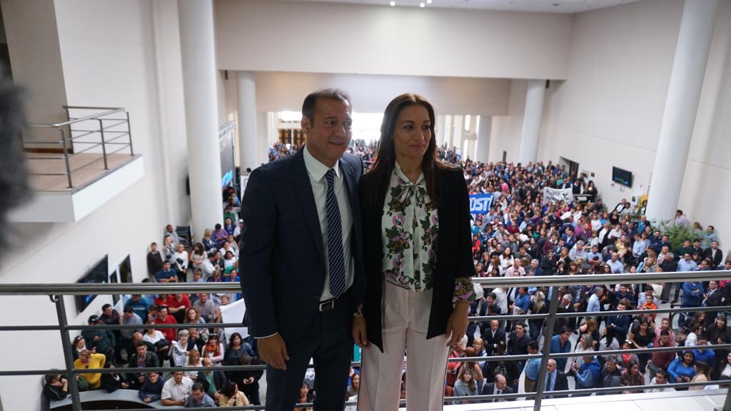 DiputadosMPN's tweet photo. Recibimos al gobernador @OmarGutierrezOk en @LegislaturaNqn #Sesión especial con la presidencia a cargo de @BongiovaniPablo  #Ahora #BuenJueves #Neuquen https://t.co/xWWIIWB3wo
