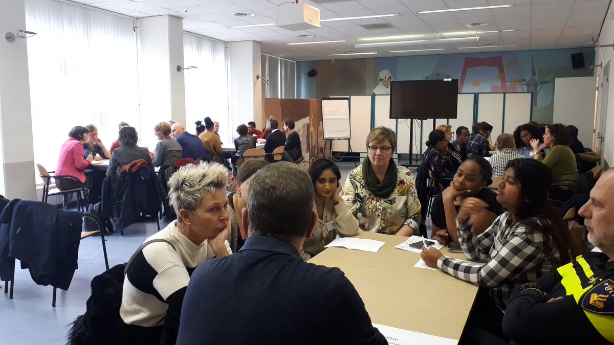 Tonlegerstee's tweet photo. Dagvoorzitter/procesbegeleider bij een "brown paper sessie" over het meer verbinden van zorg en welzijn in het Centrum van @rotterdam . Gezamenlijk met alle partners de thema's voor de komende periode bepalen. Met dank aan #wmoradar @SvendeLangen https://t.co/3rLzcXOHln