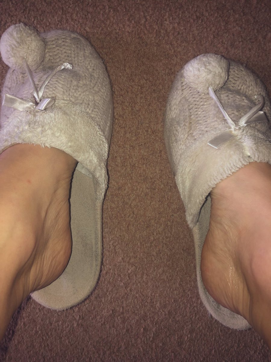 dyd spiralformet pålidelighed Cabin Crew Goddess✈️ on Twitter: "Selling my stinky well worn slippers £60  + postage. Wouldn't you like to get your nose deep into these &amp; take in  my aroma #footfreak #footfetish #footsniffer #