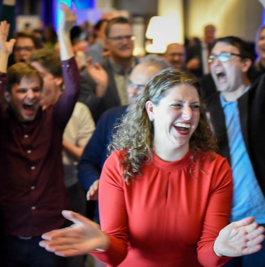 Het was gister bijzondere avond voor #groenlinks #overijssel (van 2 naar 5) , maar ook voor buren: @GLFlevoland van 2 naar 4, <a href="/GLGld/">GroenLinks Gelderland</a> van 3 naar 6, @GroenLinksDrent van 2 naar vier, <a href="/GrienLinksFrysl/">GrienLinks Fryslân</a> van 1 naar 3 #voorverandering Op foto @ManouskaMolema. Bron: provincie Overijssel