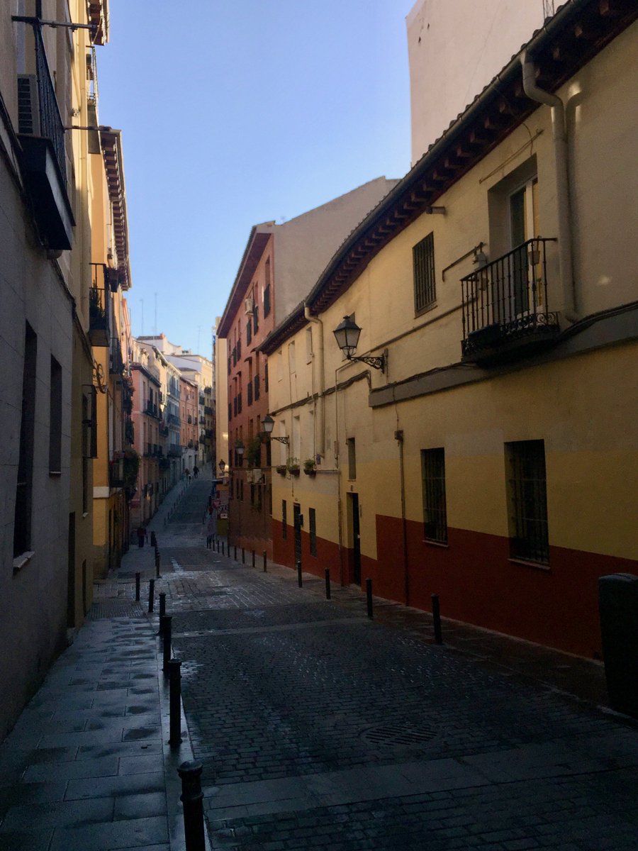 azalkmaar67's tweet photo. Nada como una buena caminata a la fresca por el corazón de la city para recibir a la Primavera. #TheSpringisHere #LaLatina #LosAustrias #Lavapies #Madrid #CosasQuePasanenlaVillayCorte https://t.co/j2fgY5cSwG
