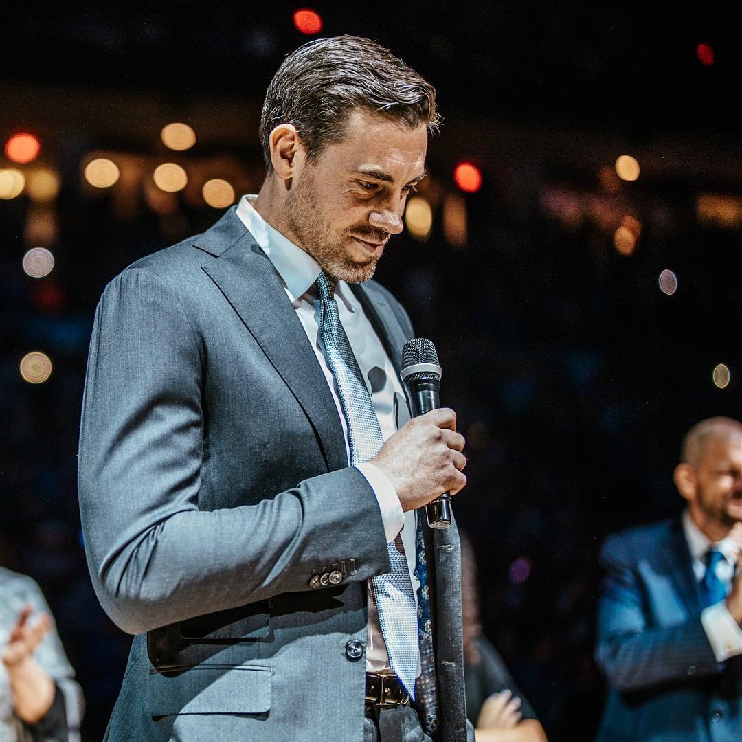 TheHuddleIT's tweet photo. #ThunderUp perde contro #WeTheNorth ma gli occhi sono tutti per @nickcollison4.

I Thunder ritirano la sua maglia e intitolano a lui il 20 marzo.
E per l'occasione #KD torna alla Chesapeake.

#TheHuddleIt #bepartofTheHuddle #basketball #pallacanestro #NBA #4MrThunder https://t.co/lfOHyHlqg6
