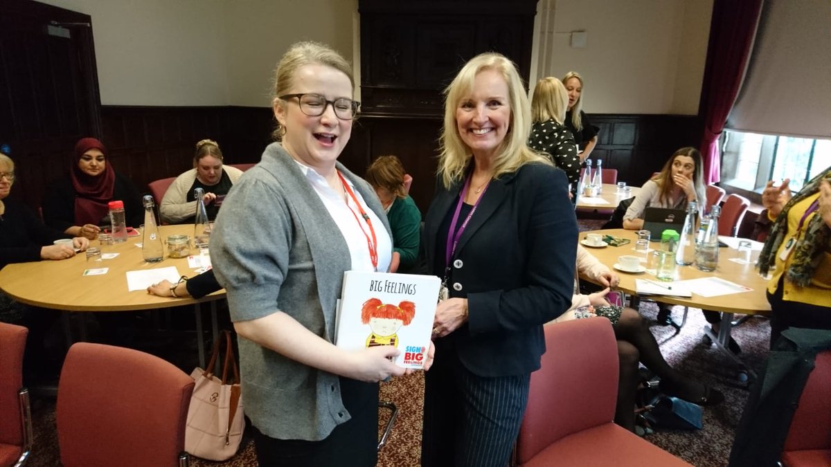 FS_Luton's tweet image. Dr Rosemary Davidson presenting on her @Sign4Learning  research and even signing herself! #researchseminar @uobpublichealth #sign4 #learningthroughsigns #earlyyears #luton #studies