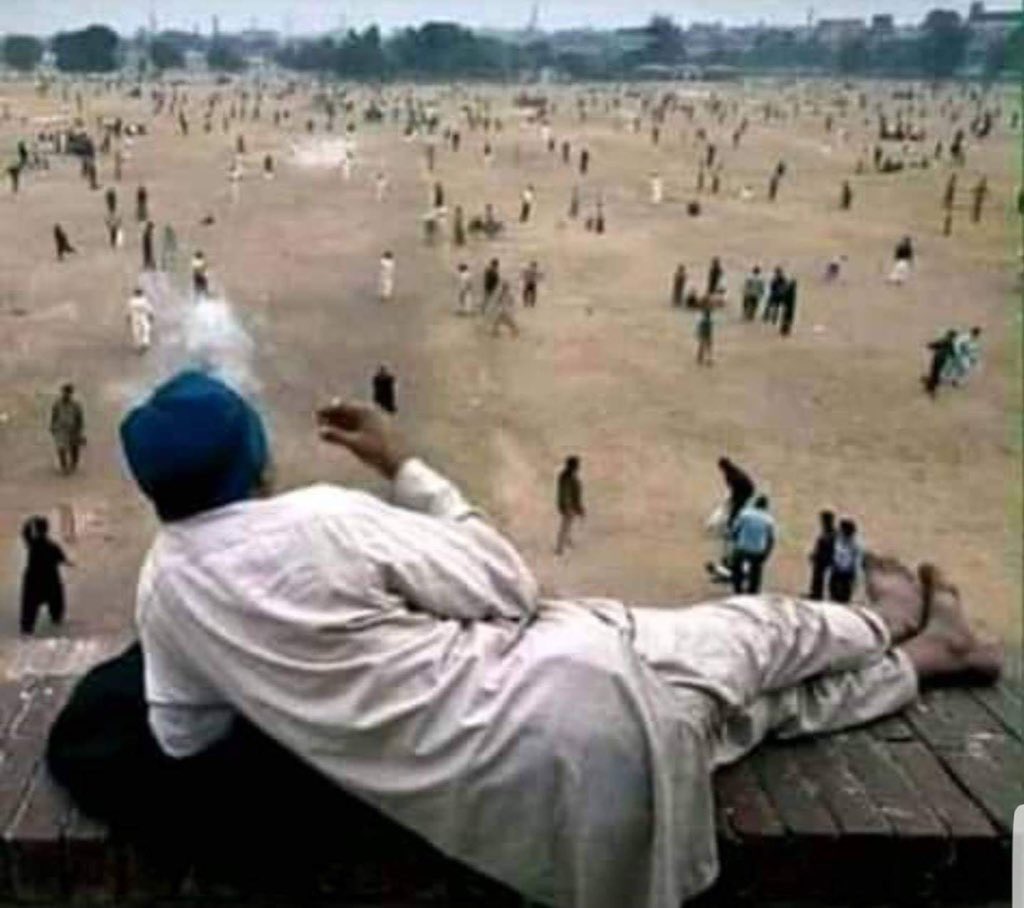 Florida_man_20's tweet photo. @arnoldcornelle @PyeparFaisal And this is how we used to be in the history class watching you #arnold #jasper @MwineNgabo #sharom take your history coursework to Mr. Don for marking as we waited for the outcomes to zerox 😂😂😂😂😂😂😂😂😂 https://t.co/JwZHSvAZ8j