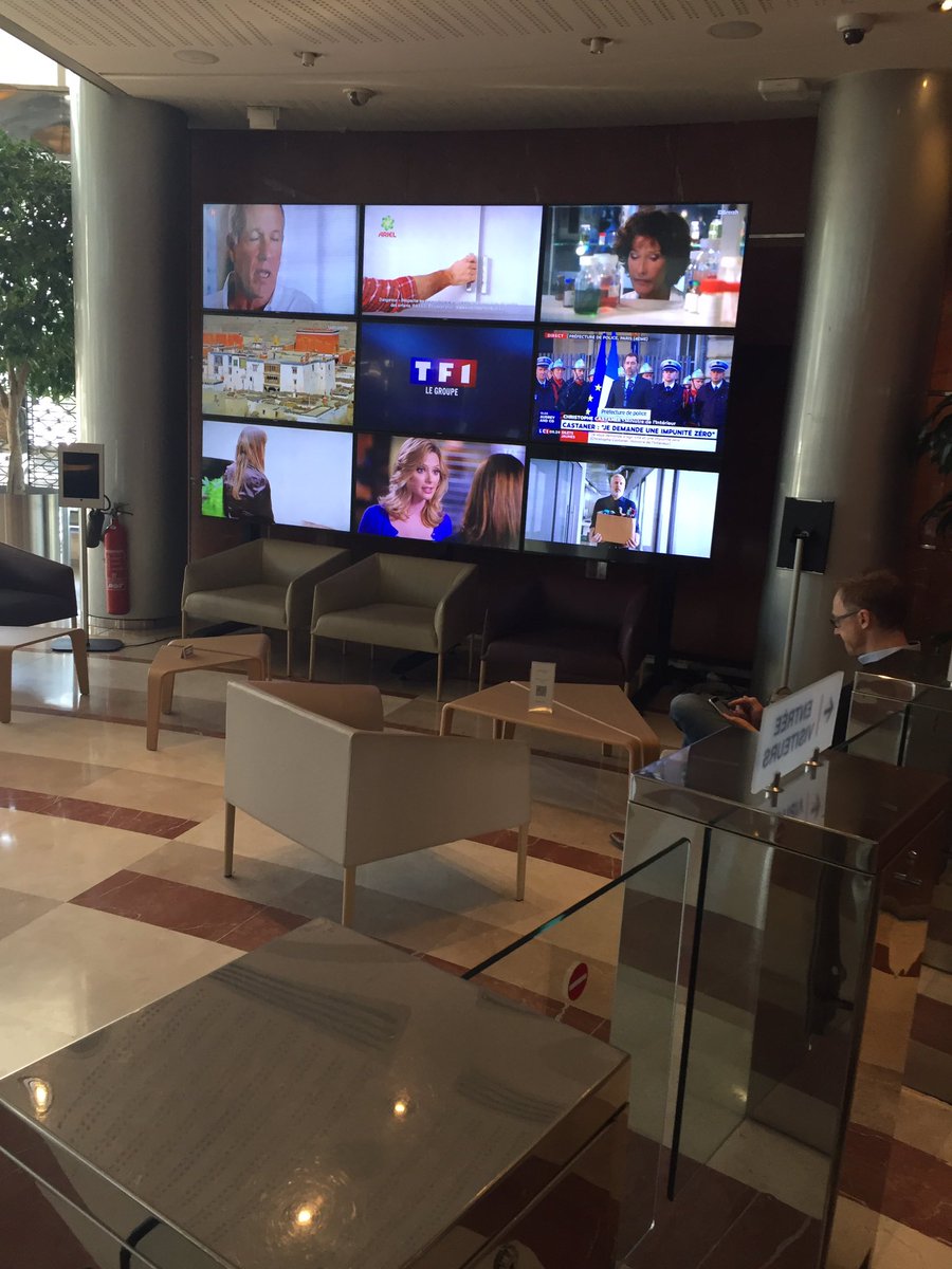 clgvh18's tweet photo. Des élèves de quatrième ont la chance de visiter les locaux de @TF1 aujourd’hui dans le cadre de la #SPME19. Merci @Tf1fondation et @LeCLEMI https://t.co/5kaEimziJg