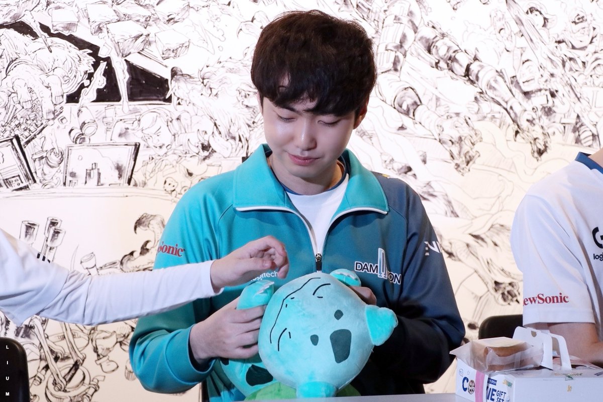 LIUM_PHOTO's tweet photo. 190315 DWG vs HLE Nuclear 뉴클리어 신정현
커엽추
#DWG #담원 #Nuclear #뉴클리어 #신정현 https://t.co/lnL5NwJIyf