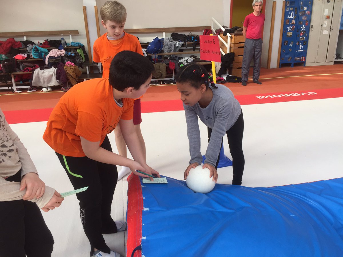 VeroBury's tweet photo. 115 CE1 encadrés par 32 CM2 de l’école du Mail de Beaugency en défi Gym USEP @ffgymnastique @ac_orleanstours @useploiret https://t.co/4SDxca62Wu