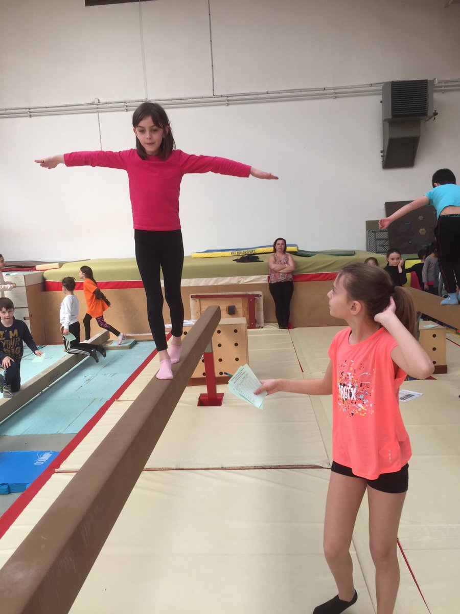 VeroBury's tweet photo. 115 CE1 encadrés par 32 CM2 de l’école du Mail de Beaugency en défi Gym USEP @ffgymnastique @ac_orleanstours @useploiret https://t.co/4SDxca62Wu