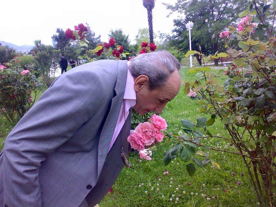 Sevmek şöyle dursun sensiz baharı
Yaşamak ölmekten hazin geliyor.
Kapanmış sabahın bütün yolları
Geceler ömrümden uzun geliyor…