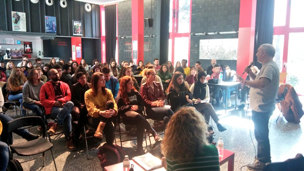 Antalcantara's tweet photo. Taula Rodona 👉 Educació i Cultura amb @aferna79 i @carlesmonclus a @ateneu9b amb @CASC_CAT i @EducacioUB @ribot_serra
#ASC_UB18 #asc1_ub18 https://t.co/Ss3sNXhpLn