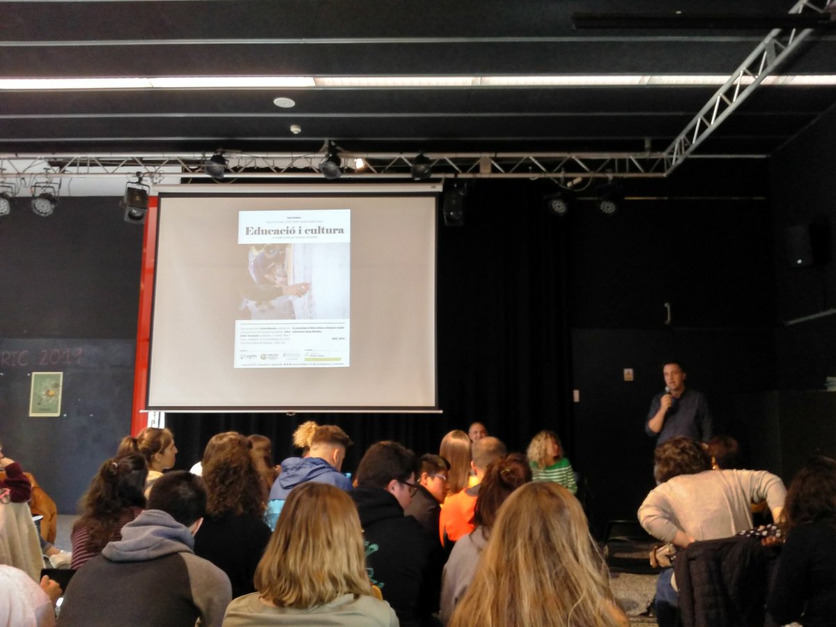Bielofg's tweet photo. Educació i Cultura, taula rodona a l'Ateneu de 9Barris amb Carles Monclús i Anna Belén Fernández! ✊
#ASC_UB18 https://t.co/obiGoFIkgH