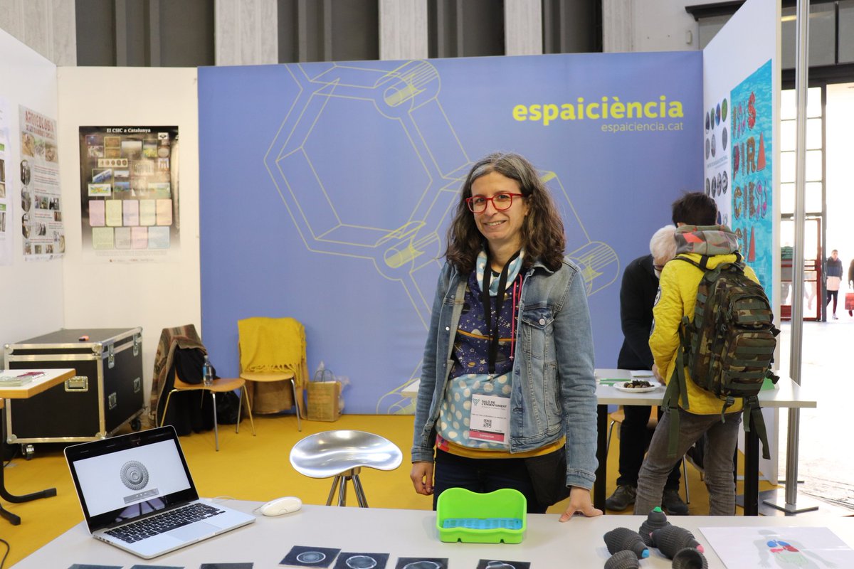 CSICCat's tweet photo. #EspaiCiència2019 @laiavivesadrian, científica del @sbu_csic, imparte hasta las 13h un taller de microscocopía electrónica. https://t.co/ruOYTKRtVq