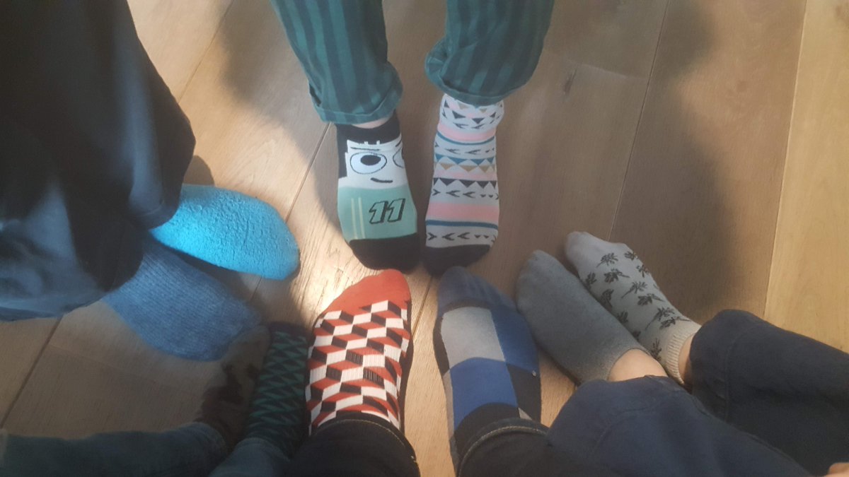 brechtds's tweet photo. Rij ik met de fiets naar het werk, krijg ik toch wel applaus omdat ik twee verschillende sokken aan heb. #howdotheyknow?  #vanallesdag https://t.co/RvI6sONQ8U