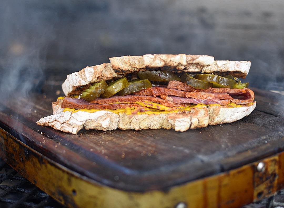 FeastInfo's tweet image. Super special today @Oundle , bbq salt brisket from @woburncf served on toasted #sourdough ready this lunchtime @TrailblazerBBQ 😋 #smoking #bbq #charcoal #livefirecooking
