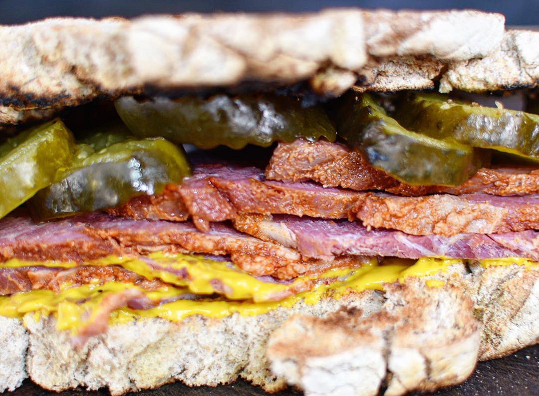 FeastInfo's tweet image. Super special today @Oundle , bbq salt brisket from @woburncf served on toasted #sourdough ready this lunchtime @TrailblazerBBQ 😋 #smoking #bbq #charcoal #livefirecooking