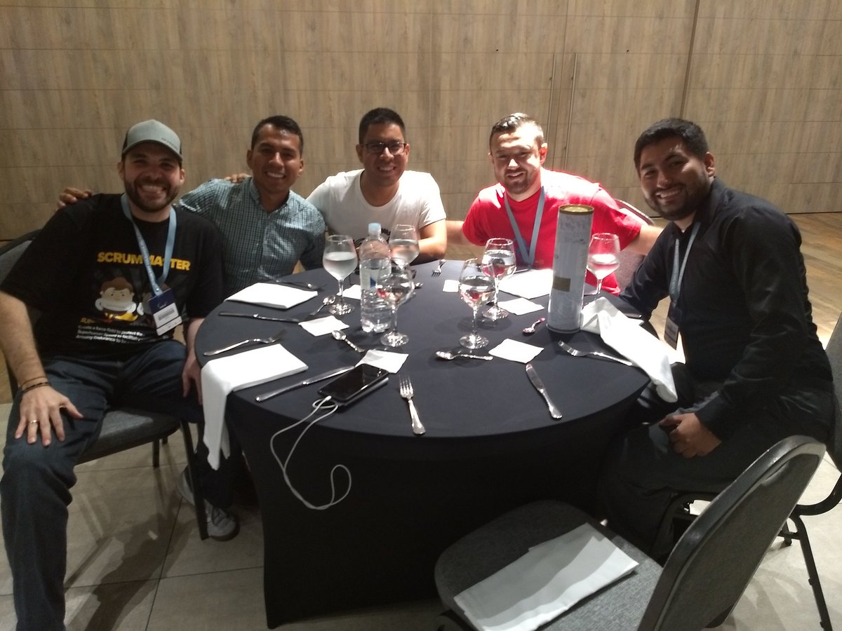 RoseRestrepoV's tweet photo. Compartiendo lindas historias de vida en #ScrumDayCo con speakers y keynotes. Gracias por imprimir calidad al @ScrumDayCo https://t.co/K3MA2c8hYN